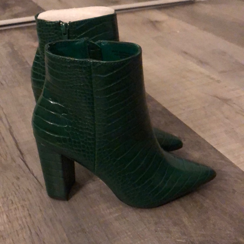 Green Boots 6 - Picture 1 of 2